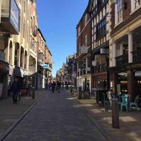 Lovely 2 Bedroom Penthouse Apartment In Chester - Free Parking!! Exterior photo