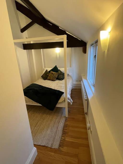 Lovely 2 Bedroom Penthouse Apartment In Chester - Free Parking!! Exterior photo