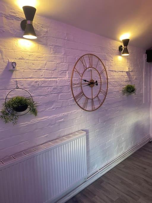 Lovely 2 Bedroom Penthouse Apartment In Chester - Free Parking!! Exterior photo